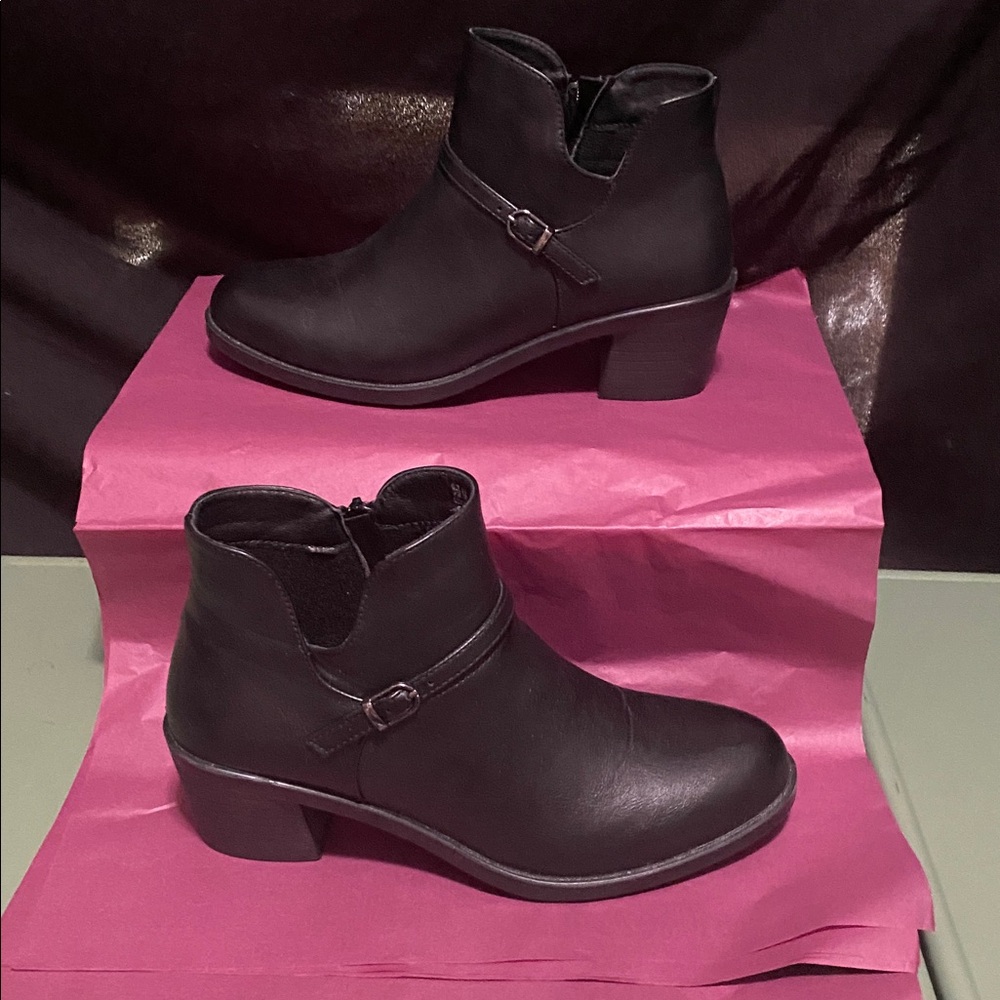 NWOB easy Street comfort wave Black BOOTIES  Ankle Boots side zip 8 1/2